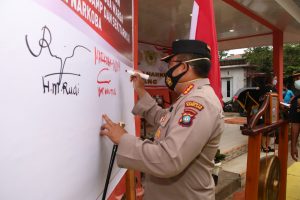 Kapolresta Barelang Kombes Pol Yos Guntur menandatangani peresmian Kampung Tangguh Anti Narkoba Tanjung Riau, Sabtu (19/6/2021).