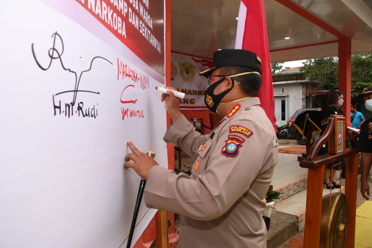 Kapolresta Barelang Kombes Pol Yos Guntur menandatangani peresmian Kampung Tangguh Anti Narkoba Tanjung Riau, Sabtu (19/6/2021).