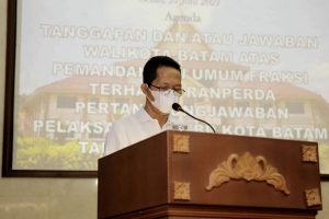 Wakil Wali Kota Batam, Amsakar Achmad, saat menghadiri Rapat Paripurna di DPRD Batam, Senin (21/6/2021).