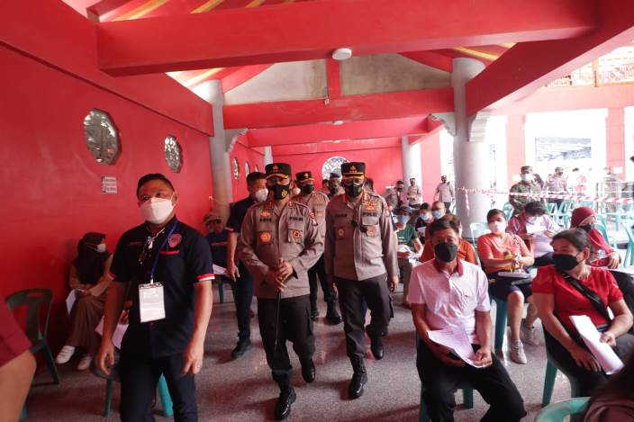Kapolda Kepri Irjen Pol Aris Budiman meninjau vaksinasi di Vihara Dewi Bahari/ Ma Cho Keng Baloi Batam, Senin (21/6/2021).