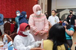 Wakil Gubernur Kepri Marlin Agustina meninjau vaksinasi di Kota Batam, Selasa (22/6/2021).