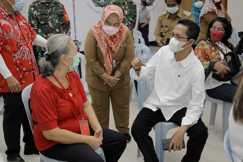 Wakil Wali Kota Batam Amsakar Achmad meninjau pelaksanaan vaksinasi, Selasa (22/6/2021).