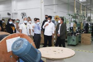 Wali Kota Batam, Muhammad Rudi, meninjau ruang produksi PT Volex Indonesia di Kawasan Industri Sekupang.