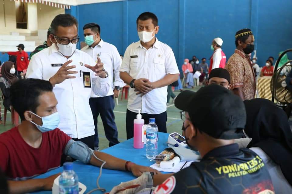 Sekretaris Daerah (Sekda) Kota Batam, Jefridin Hamid, meninjau vaksinasi Covid-19 di Kelurahan Tanjungbuntung, Bengkong, Rabu (23/6/2021).