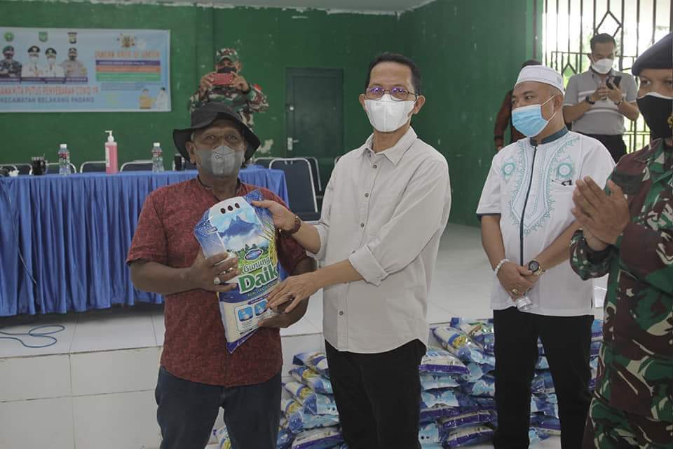 Wakil Wali Kota Batam, Amsakar Achmad, membagikan sembako untuk warga Pulau Kasu yang divaksinasi, Kamis (24/6/2021).