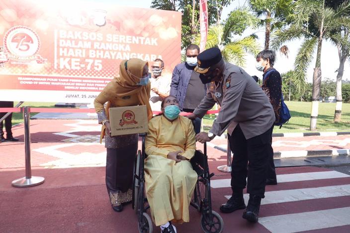 Polda Kepri menggelar bakti sosial dalam rangka Hari Bhayangkara ke-75 dengan mendistribusikan sebanyak 1.700 paket sembako pada Jumat (25/6/2021).