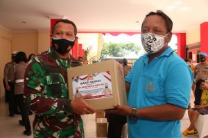 Komandan Lanud Hang Nadim Letkol Pnb Iwan Setiawan menghadiri bakti sosial (baksos) yang digelar oleh Polresta Barelang Batam di Mako Polresta Barelang, Jumat (25/6/2021).