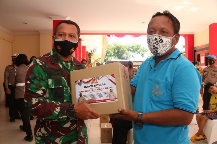 Komandan Lanud Hang Nadim Letkol Pnb Iwan Setiawan menghadiri bakti sosial (baksos) yang digelar oleh Polresta Barelang Batam di Mako Polresta Barelang, Jumat (25/6/2021).