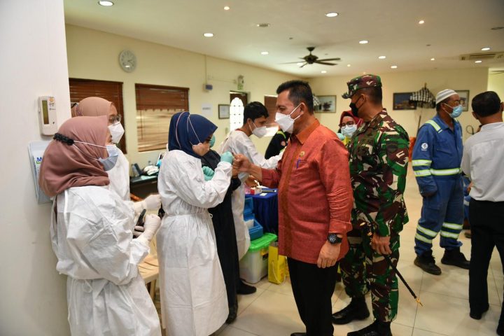 Penduduk Kepri Divaksin