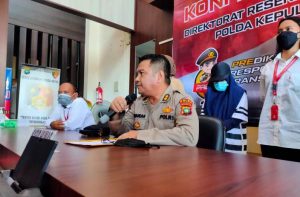 Kasubbid Multimedia Bid Humas Polda Kepri AKBP Surya Iswandar mengekspos kasus pemalsuan surat rapid test antigen di Kota Batam, Senin (28/6/2021).