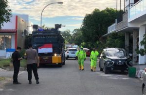 Personel Satsamapta Polresta Barelang melakukan penyemprotan disinfektan ke rumah-rumah warga di Perumahan Kezia Residence, Kelurahan Baloi Indah, Kecamatan Lubuk Baja, Kota Batam, Senin (28/6/2021).