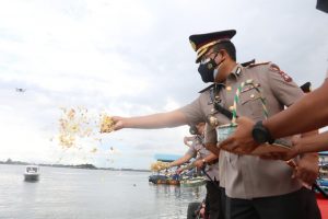 Polresta Barelang menghadiri upacara tabur bunga di laut dari Dermaga Dit Polair Polda Kepri Sekupang, Selasa (29/6/2021).