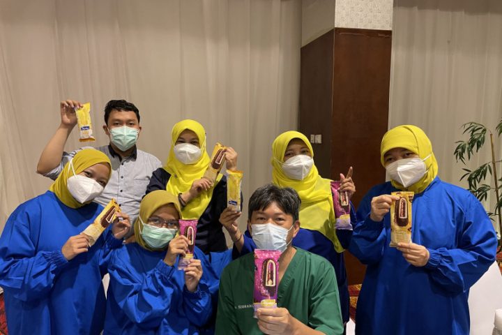 Vaksinasi di Jakarta dapat es krim