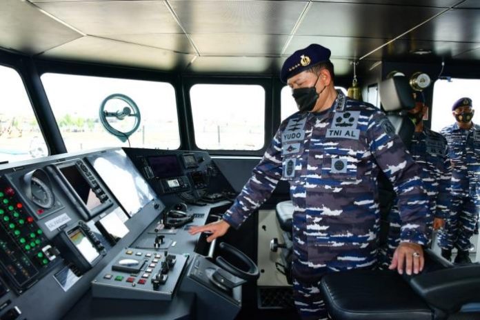 KASAL Laksamana TNI Yudo Margono meninjau Kapal Angkatan Laut