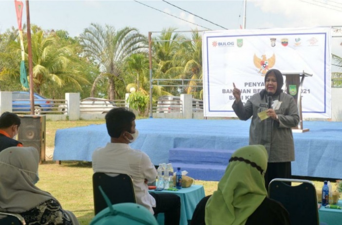 Wakil Gubernur Kepri, Marlin Agustina, mengajak masyarakat disiplin protokol kesehatan saat acara penyerahan beras bantuan di Kecamatan Galang, Senin (26/7/2021).