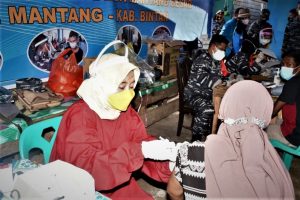 Pangkalan Utama TNI Angkatan Laut (Lantamal) IV Tanjungpinang melaksanakan serbuan vaksin di pulau terpencil Kampung Telang Kecil, Kecamatan Mantang Besar, Kabupaten Bintan.