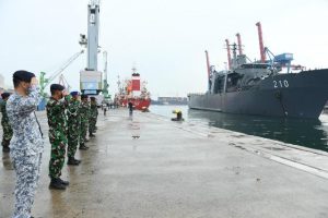 KRI kawal kapal Singapura pembawa bantuan medis