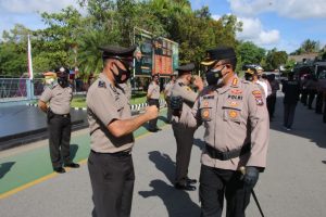 Kapolresta Barelang Kombes Pol Yos Guntur menyampaikan selamat atas kenaikan pangkat personel usai upacara pada Rabu (30/6/2021) di Lapangan Mapolresta Barelang.
