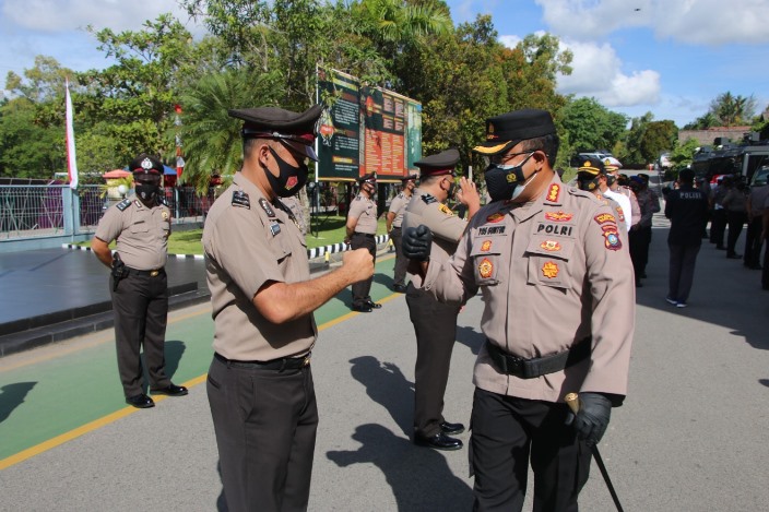 Kapolresta Barelang Kombes Pol Yos Guntur menyampaikan selamat atas kenaikan pangkat personel usai upacara pada Rabu (30/6/2021) di Lapangan Mapolresta Barelang.