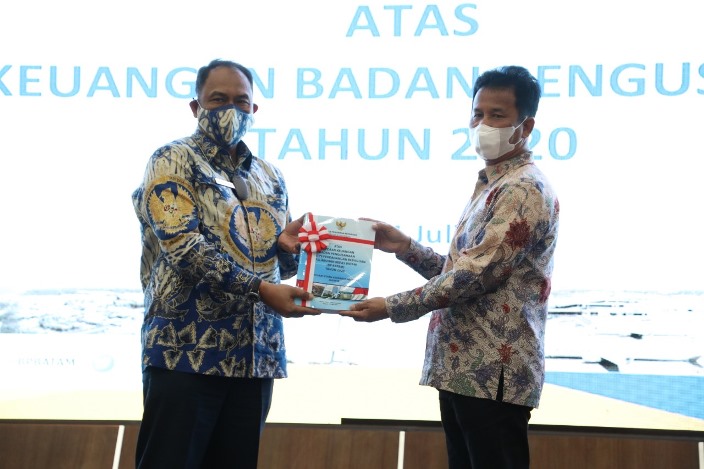 Kepala BP Batam, Muhammad Rudi, menerima langsung Opini WTP atas Laporan Keuangan Badan Pengusahaan Kawasan Perdagangan Bebas dan Pelabuhan Bebas Batam Tahun 2020.