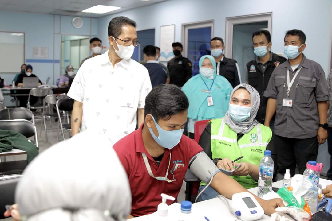 Ratusan warga mengikuti vaksinasi yang digelar Pemko Batam dan Perkumpulan Selingsing Batam di SMP Negeri 43 Batam, Kamis (1/7/2021) pagi.