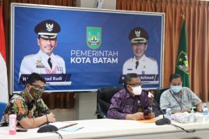 Sekda Batam, Jefridin Hamid, didampingi Kepala Badan Pengelolaan Pajak dan Retribusi Daerah Raja Azmansyah, dan Kepala Dinas Kominfo Batam Azril Apriansyah, mempresentasikan inovasi pelayanan publik ke Kementerian PANRB secara virtual, Kamis (1/7/2021).