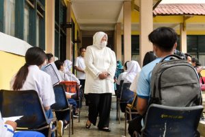 Wakil Gubernur Kepri Marlin Agustina meninjau vaksinasi pelajar SMP di Batam, Selasa (6/7/2021).