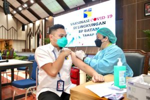 Kepala BP Batam, Muhammad Rudi, meninjau vaksinasi Covid-19 dosis kedua bagi para pegawai di seluruh lingkungan kerja BP Batam, Kamis (8/7/2021).