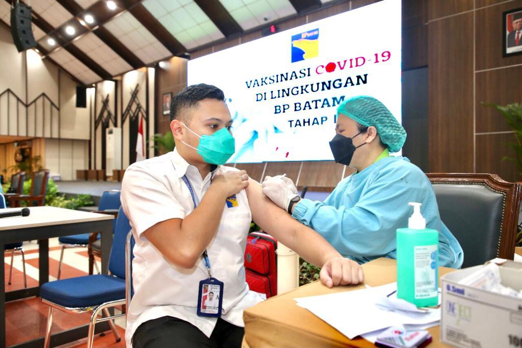 Kepala BP Batam, Muhammad Rudi, meninjau vaksinasi Covid-19 dosis kedua bagi para pegawai di seluruh lingkungan kerja BP Batam, Kamis (8/7/2021).