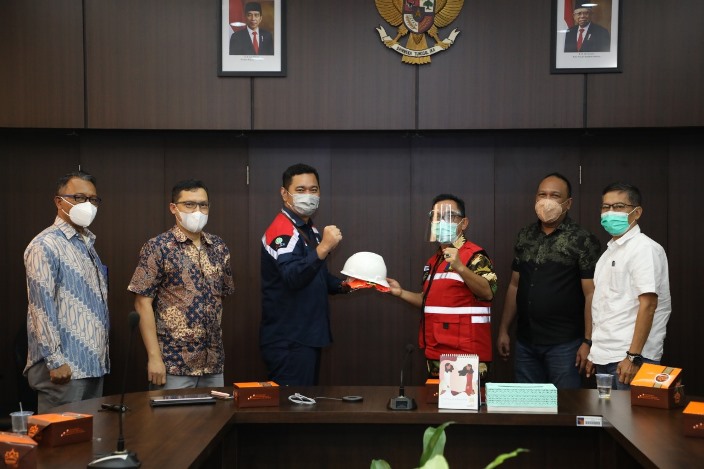 Penyerahan helm dan atribut kerja dari BP Batam sebagai pemilik proyek kepada pelaksana dan pengawas proyek tersebut dalam rapat Pre-Construction Meeting (PCM) Pengembangan Pavement Runway Service Performance Bandar Udara Hang Nadim Batam, Rabu (7/7/2021).