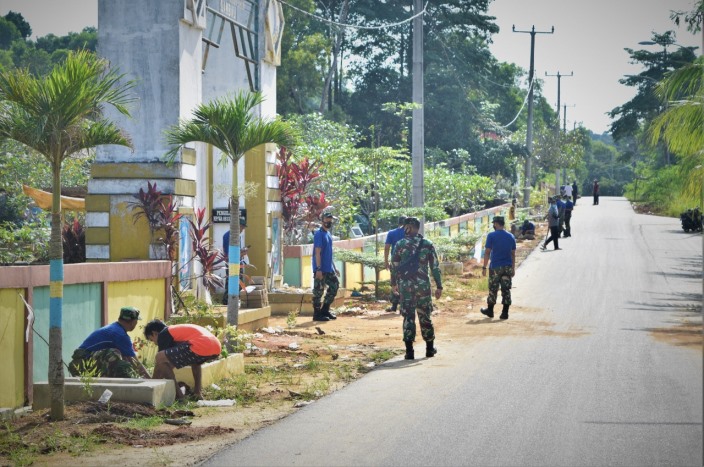 Warga Kampung Terih, Kelurahan Sambau, Kecamatan Nongsa, Kota Batam bersaka Pangkalan TNI Angkatan Udara (Lanud) Hang Nadim melakukan penanaman 200 pohon pucuk merah, Jumat (9/7/2021).
