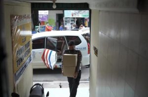 Satlantas Polresta Barelang membagikan sembako untuk membantu masyarakat tidak mampu yang terdampak Covid–19 di wilayah Kota Batam, Sabtu (10/7/2021).