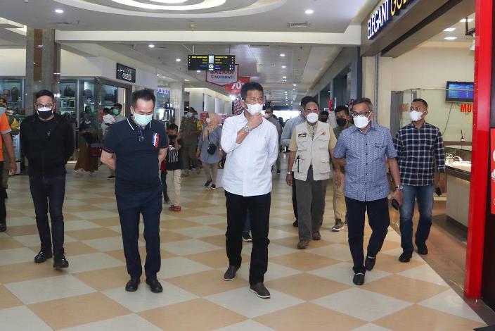 Wali Kota Batam, Muhammad Rudi, meninjau pusat keramaian di Batam, Minggu (11/7/2021).