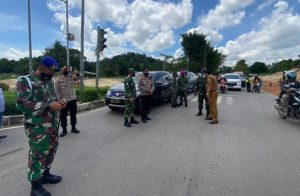 Kapolresta Barelang Kombes Pol Yos Guntur meninjau penyekatan PPKM hari pertama di Kota Batam, Senin (12/7/2021).