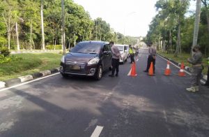 Arus lalu lintas di sejumlah titik penyekatan di Kota Batam makin berkurang di hari pertama PPKM Darurat, Senin (12/7/2021).