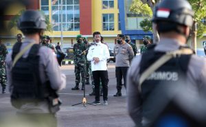 Wali Kota Batam, Muhammad Rudi memimpin apel persiapan Pemberlakukan Pembatasan Kegiatan Masyarakat (PPKM) Darurat di Temenggung Abdul Jamal, Senin (12/7/2021).