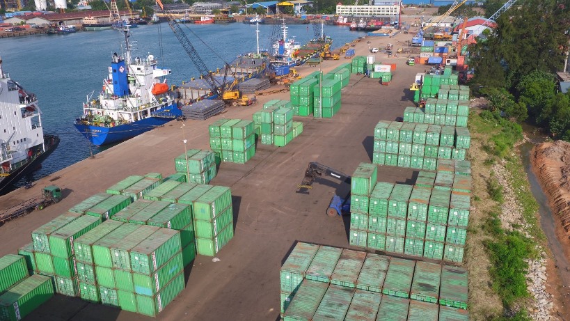 Aktivitas bongkar muat di pelabuhan Batu Ampar, Batam.