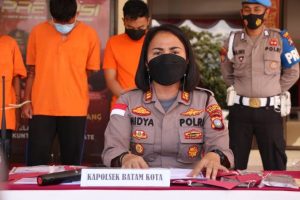 Wakasatreskrim AKP Juwita Oktaviani didampingi Kapolsek Batam Kota AKP Nidya Astuty dan Kanit Polresta Barelang PPA Iptu Dwi Dea A menggelar konferensi pers, Kamis (15/7/2021).