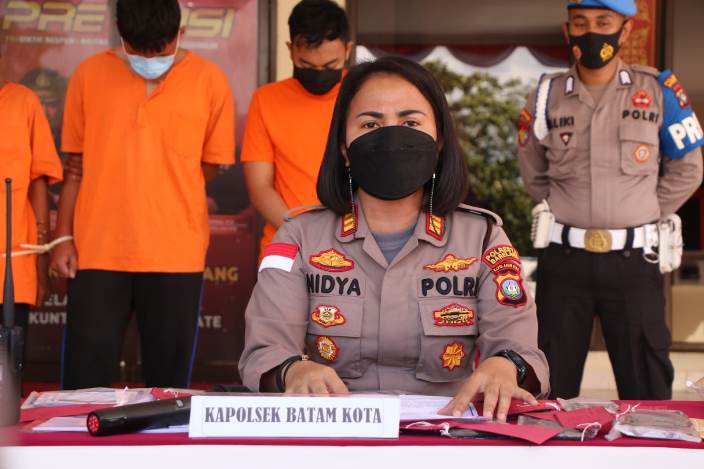 Wakasatreskrim AKP Juwita Oktaviani didampingi Kapolsek Batam Kota AKP Nidya Astuty dan Kanit Polresta Barelang PPA Iptu Dwi Dea A menggelar konferensi pers, Kamis (15/7/2021).