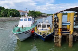 KSOP khusus Kota Batam mengamankan satu unit kapal bernama SB. Cramoil Equity yang membawa 20 ton limbah beracun di Perairan Batu Ampar, Kamis (15/7/2021).