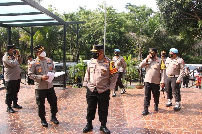 Wakapolda Kepri Brigjen Pol Darmawan meninjau lokasi isolasi mandiri personel Polda Kepri yang terpapar Covid-19 di Hotel Baloi View Oyo, Lubuk Baja, Sabtu (17/6/2021).