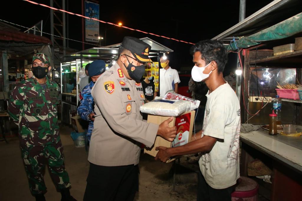 Kapolresta Barelang Kombes Pol Yos Guntur bersama Tim Gugus Tugas Covid-19 membagikan paket sembako kepada pedagang di Batu Besar, Nongsa. Sabtu (17/7/2021).