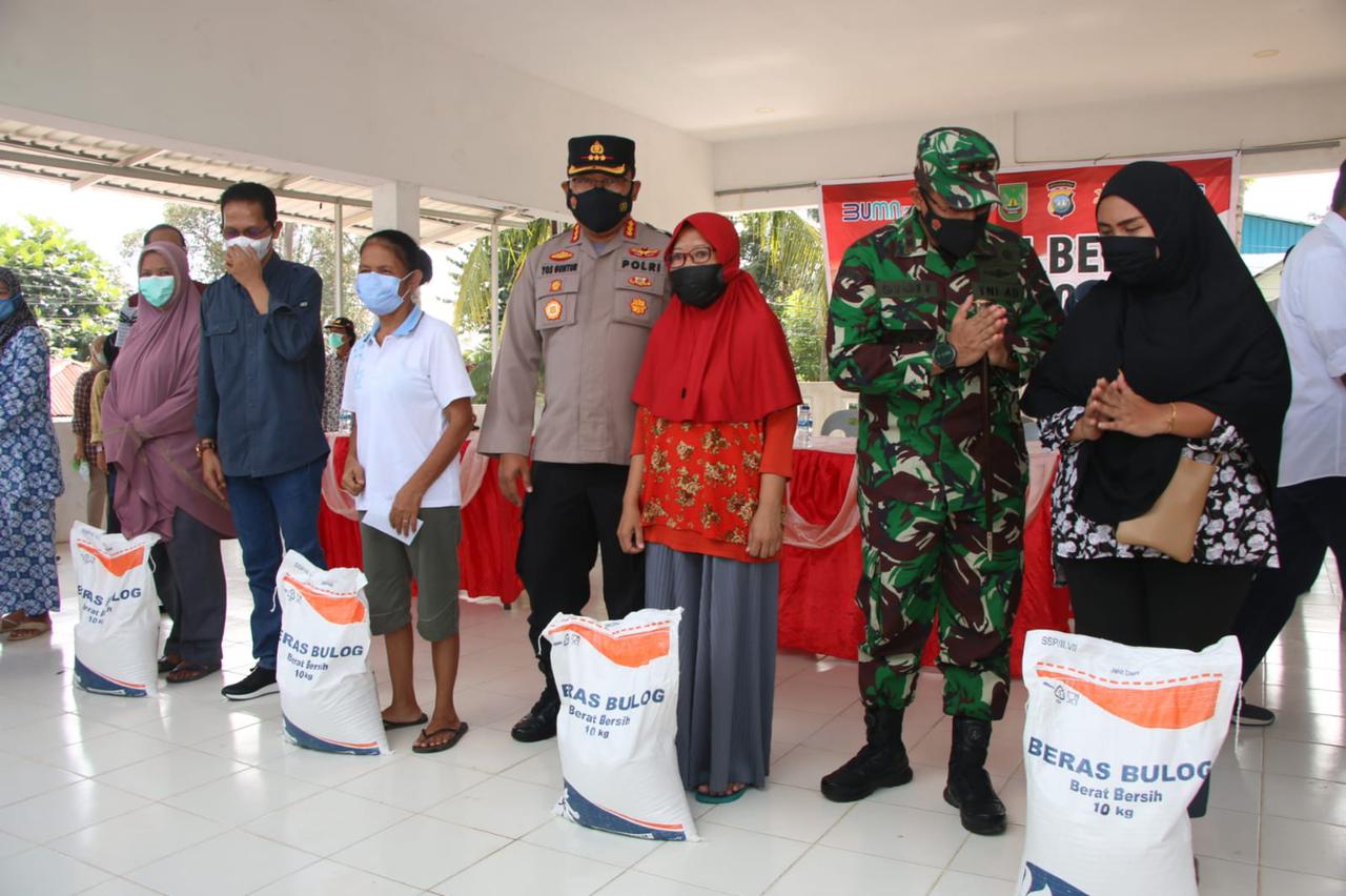 Bakti sosial di Simpang Asrama Polresta, Jalan Bunga Raya Tanjung Uma, Kecamatan Lubuk Baja, Simpang Nagoya City Walk pada, Minggu (18/7/2021).