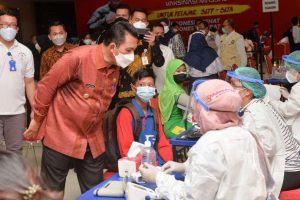 Gubernur Kepulauan Riau (Kepri) Ansar Ahmad meninjau proses vaksinasi bagi pelajar SLTP dan SLTA se-Kota Batam di Vihara Meitreya Monastery, Batam Centre, Jumat (23/7/2021). Gubernur Kepulauan Riau (Kepri) Ansar Ahmad meninjau proses vaksinasi bagi pelajar SLTP dan SLTA se-Kota Batam di Vihara Meitreya Monastery, Batam Centre, Jumat (23/7/2021).