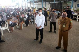 Wakil Wali Kota Batam, Muhammad Rudi, meninjau vaksinasi di SP Plaza, Senin (26/7/2021). Wakil Wali Kota Batam, Muhammad Rudi, meninjau vaksinasi di SP Plaza, Senin (26/7/2021).