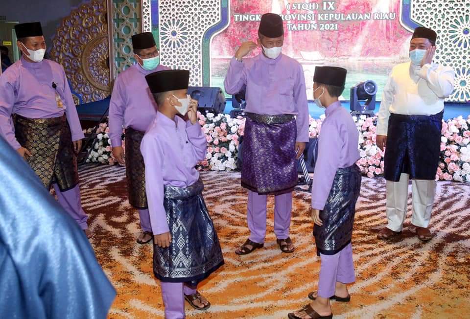 Wali Kota Batam, Muhammad Rudi, menyaksikan secara langsung acara pembukaan STQH IX tingkat Provinsi Kepri secara virtual di Hotel Ibis Style, Selasa (27/7/2021).