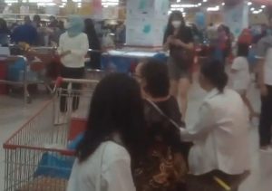 Antrean pelanggan belanja kebutuhan pokok di pusat perbelanjaan Grand Mal Batam, Minggu (11/7/2021).