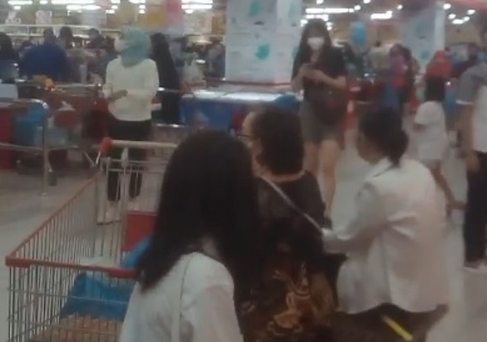 Antrean pelanggan belanja kebutuhan pokok di pusat perbelanjaan Grand Mal Batam, Minggu (11/7/2021).