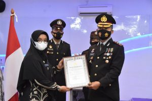 Penghargaan PPKM terbaik diberikan kepada Kelurahan Senggarang, Kecamatan Tanjungpinang Kota, Kota Tanjungpinang peringatan HUT ke-75 Bhayangkara secara virtual di command center Polres Tanjungpinang, Kamis (1/7/2021). Penghargaan PPKM terbaik diberikan kepada Kelurahan Senggarang, Kecamatan Tanjungpinang Kota, Kota Tanjungpinang peringatan HUT ke-75 Bhayangkara secara virtual di command center Polres Tanjungpinang, Kamis (1/7/2021).