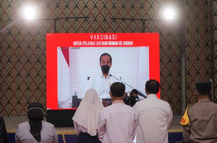 Presiden Republik Indonesia, Joko Widodo memantau secara virtual pelaksanaan vaksinasi pelajar di Tanjungpinang, Rabu (14/7/2021).